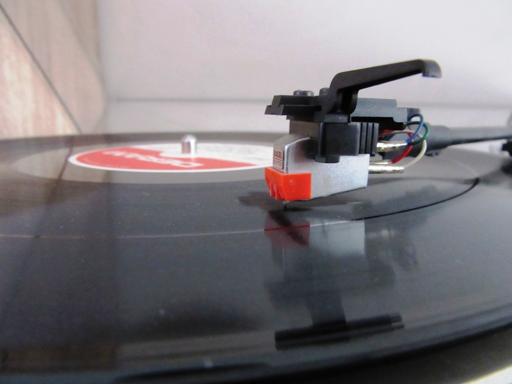 Platine en fonction avec un vinyle et le saphir posé dessus, photo personnelle